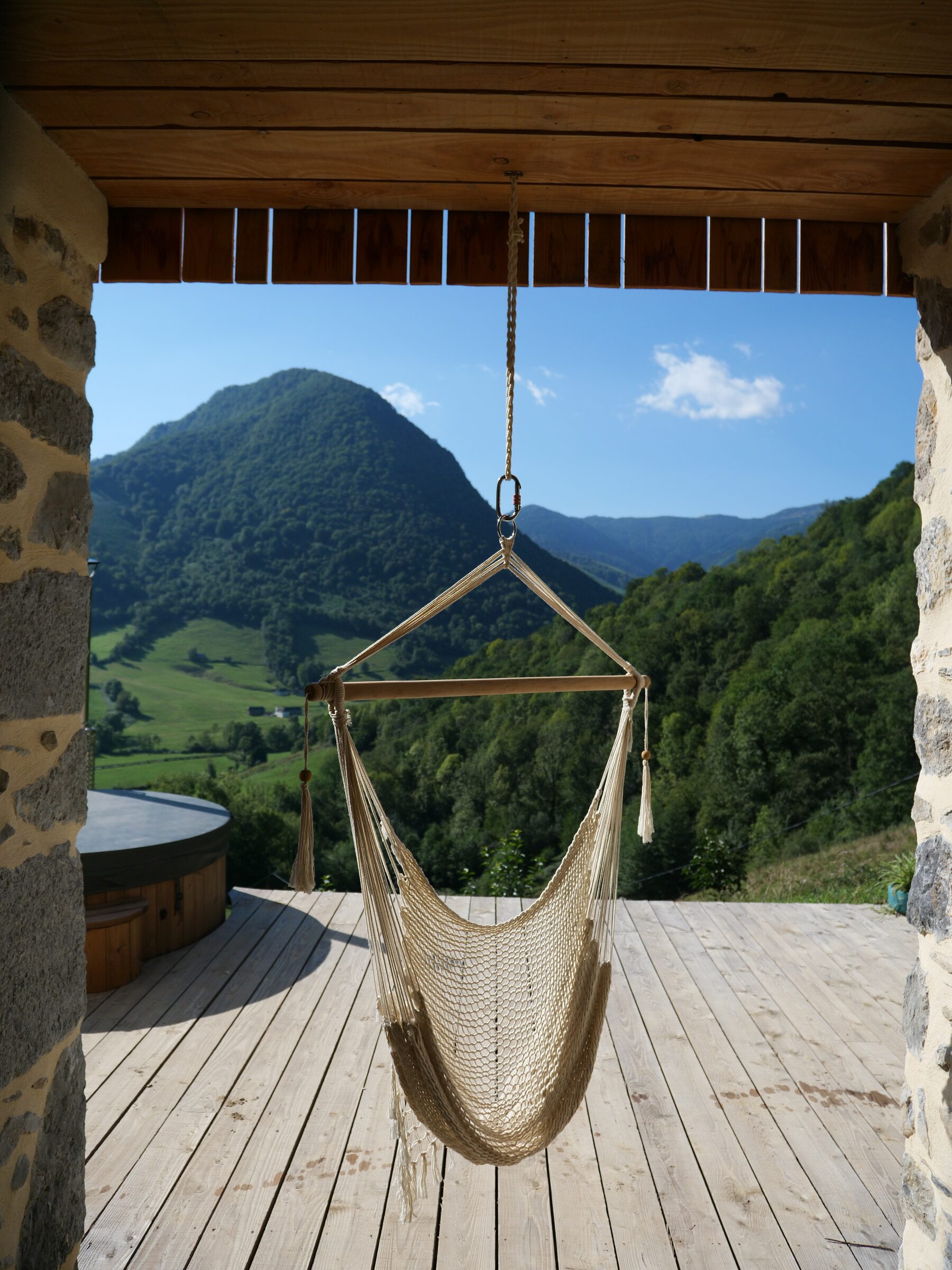 Terrasse, fauteuil suspendu et bain nordique face à la vallée