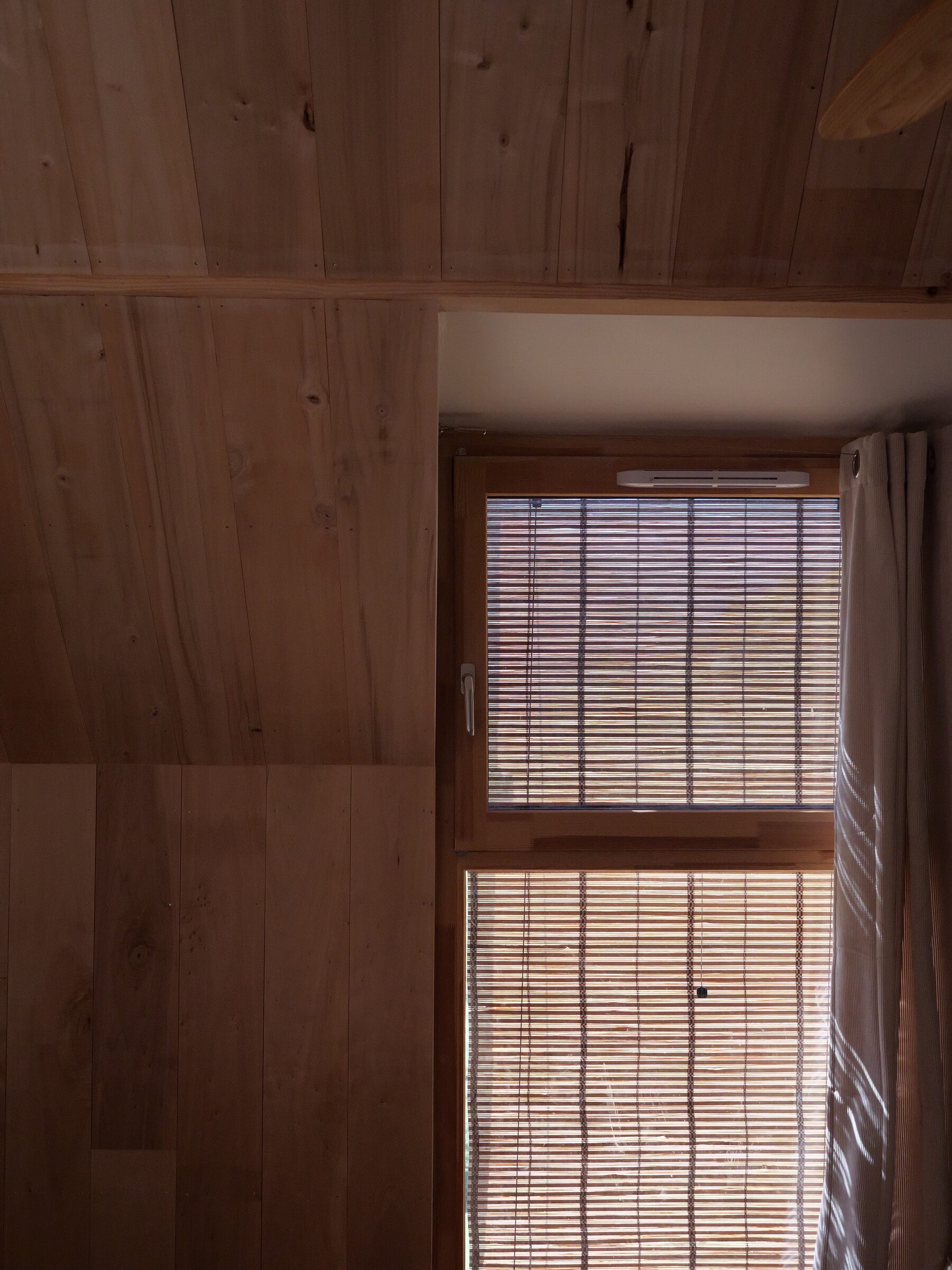 Intérieur bois, lumière filtrée — matière et geste